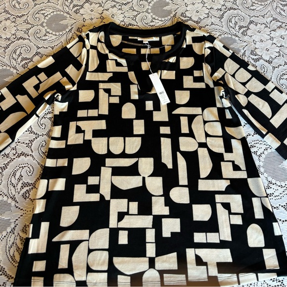 NWT Chico’s Travelers Block Back and Cream Print Split Neck Blouse Size 2 - Picture 5 of 11